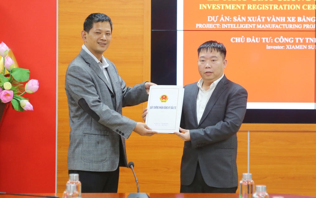 Lãnh đạo Ban Quản lý Khu Kinh tế Quảng Ninh trao giấy chứng nhận đầu tư dự án sản xuất vành xe bằng hợp kim luyện nhẹ thông minh tại KCN Bắc Tiền Phong. Ảnh: QMG.