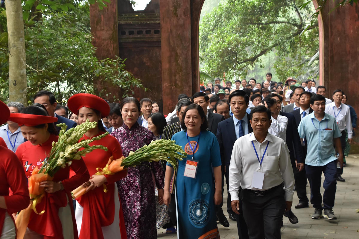 Phó Chủ tịch Trương Thị Ngọc Ánh cùng Đoàn đại biểu dự Hội nghị biểu dương Chủ tịch MTTQ Việt Nam và Trưởng ban Công tác Mặt trận tiêu biểu toàn quốc giai đoạn 2017-2022 thăm Khu di tích lịch sử quốc gia đặc biệt Đền Hùng, tỉnh Phú Thọ.