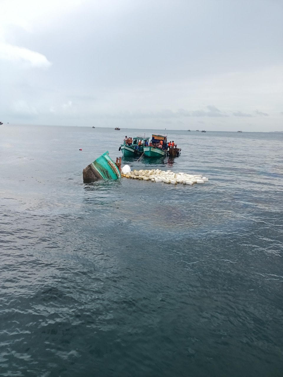 Tàu cá gặp nạn trên vùng biển thuộc thị trấn Sông Đốc, huyện Trần Văn Thời tỉnh Cà Mau. (Ảnh: CTV)
