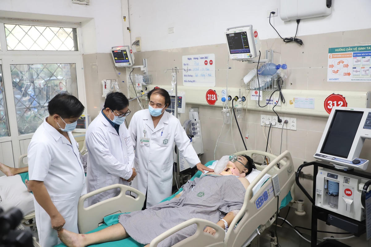 Chuyên gia cấp cứu của Bệnh viện Bạch Mai thăm, động viên và hội chẩn tình hình sức khoẻ của nam bệnh nhân vụ cháy chung cư mini đang điều trị tại Bệnh viện.
