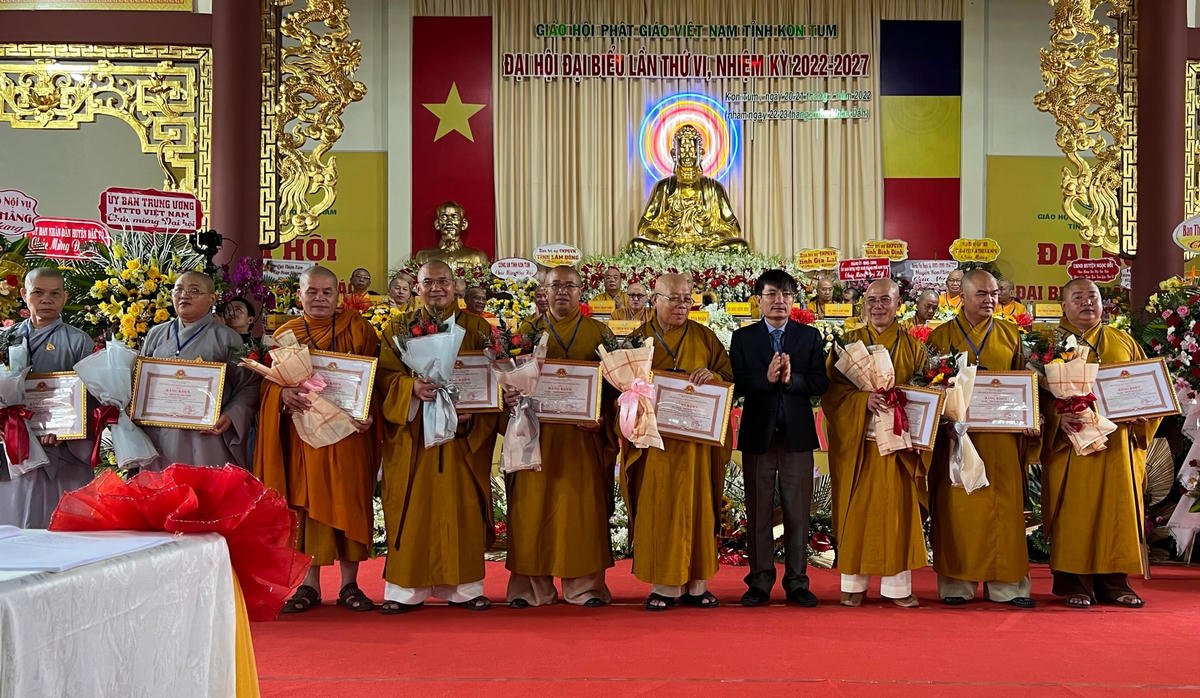 Trao Bằng khen cho các tập thể, cá nhân có thành tích đóng góp trong công tác phật sự của GHPGVN và địa phương nhiệm kỳ 2017-2022.