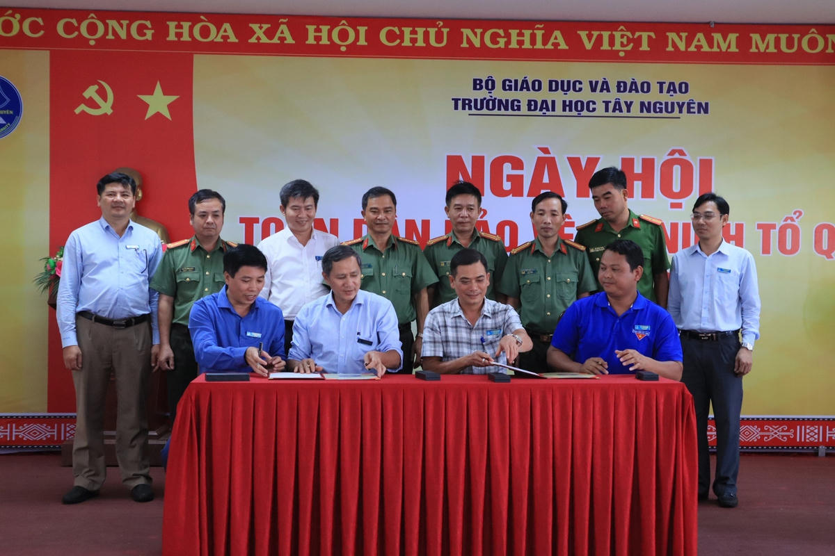 Đại diện các đơn vị trong nhà trường ký cam kết thi đua.