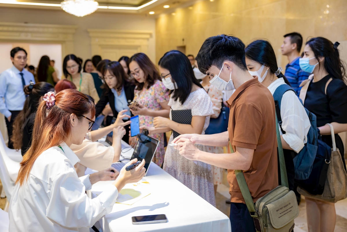 Các sàn giao dịch việc làm luôn thu hút nhiều doanh nghiệp tuyển dụng và người tìm việc.
