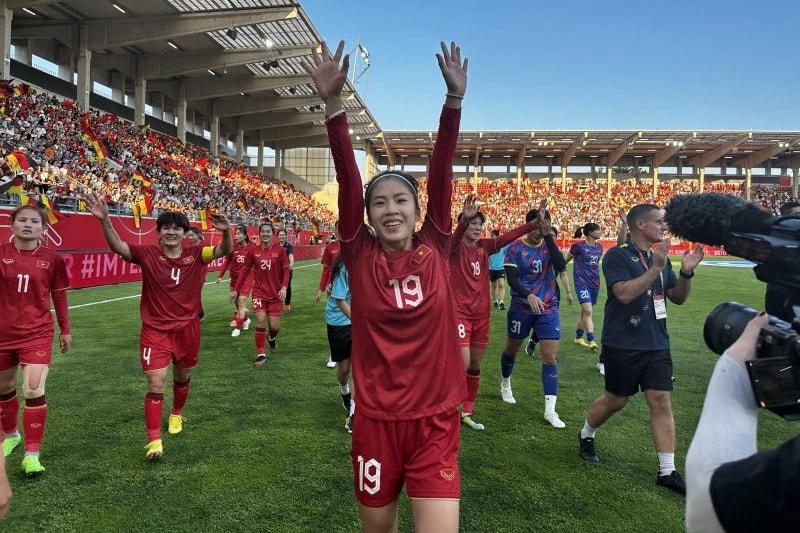 Thanh Nhã hạnh phúc với bàn thắng để đời (Ảnh: VFF).