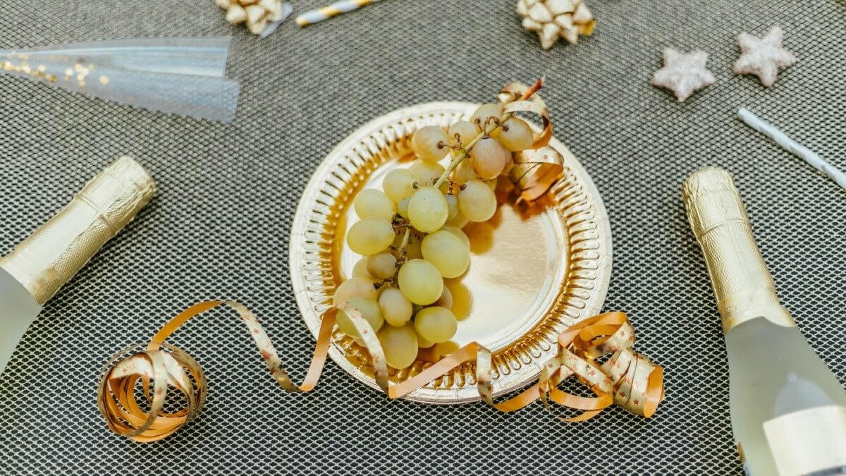 Người Tây Ban Nha tin rằng, nếu bạn ăn 12 trái nho vào đêm Giao thừa, thời khắc chuyển giao giữa năm cũ và Năm mới sẽ mang lại may mắn.
