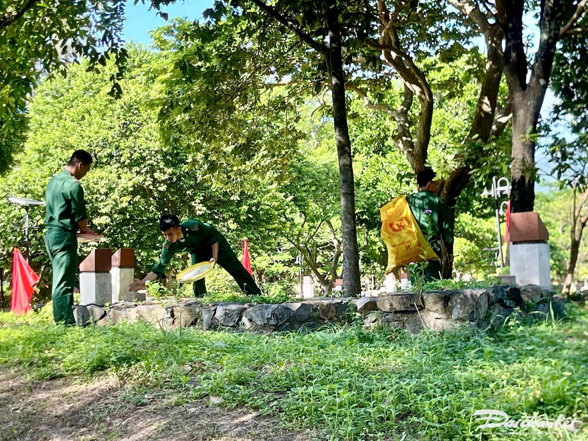 Đồn Biên phòng Côn Đảo phối hợp với các đơn vị trên địa bàn Đặc khu Côn Đảo ra quân chỉnh trang bia mộ và dọn vệ sinh khu vực Nghĩa trang Hàng Dương. Ảnh: Quang Anh.