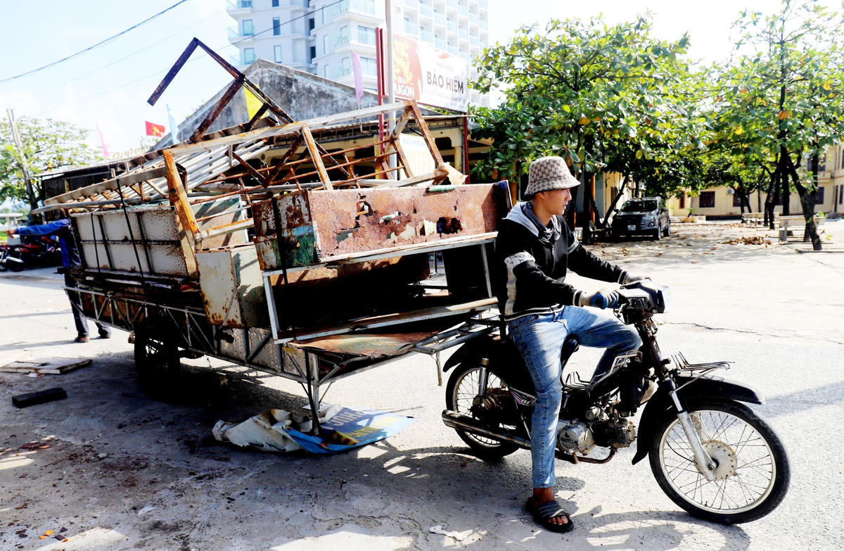 Việc tháo dỡ, giải tỏa được các hộ kinh doanh thực hiện liên tục. Người dân di chuyển tất cả những thứ có thể tái sử dụng ra khỏi khu ki-ốt, để lại mặt bằng sạch sẽ.