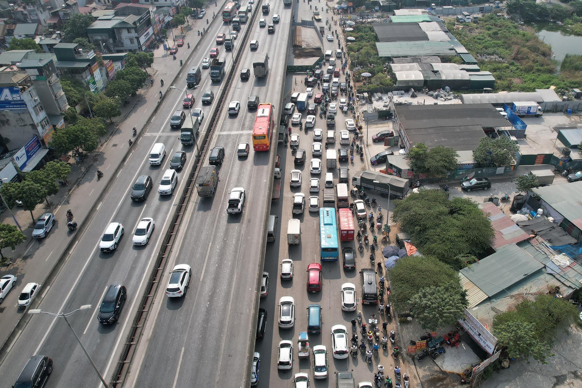 Các phương tiện chật vật di chuyển.