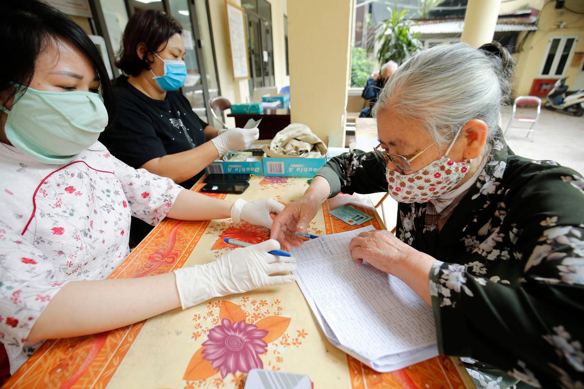 Giảm số năm tối thiểu đóng bảo hiểm xã hội sẽ tạo điều kiện để người cao tuổi có nhiều cơ hội được hưởng lương hưu. Ảnh: Quang Vinh.