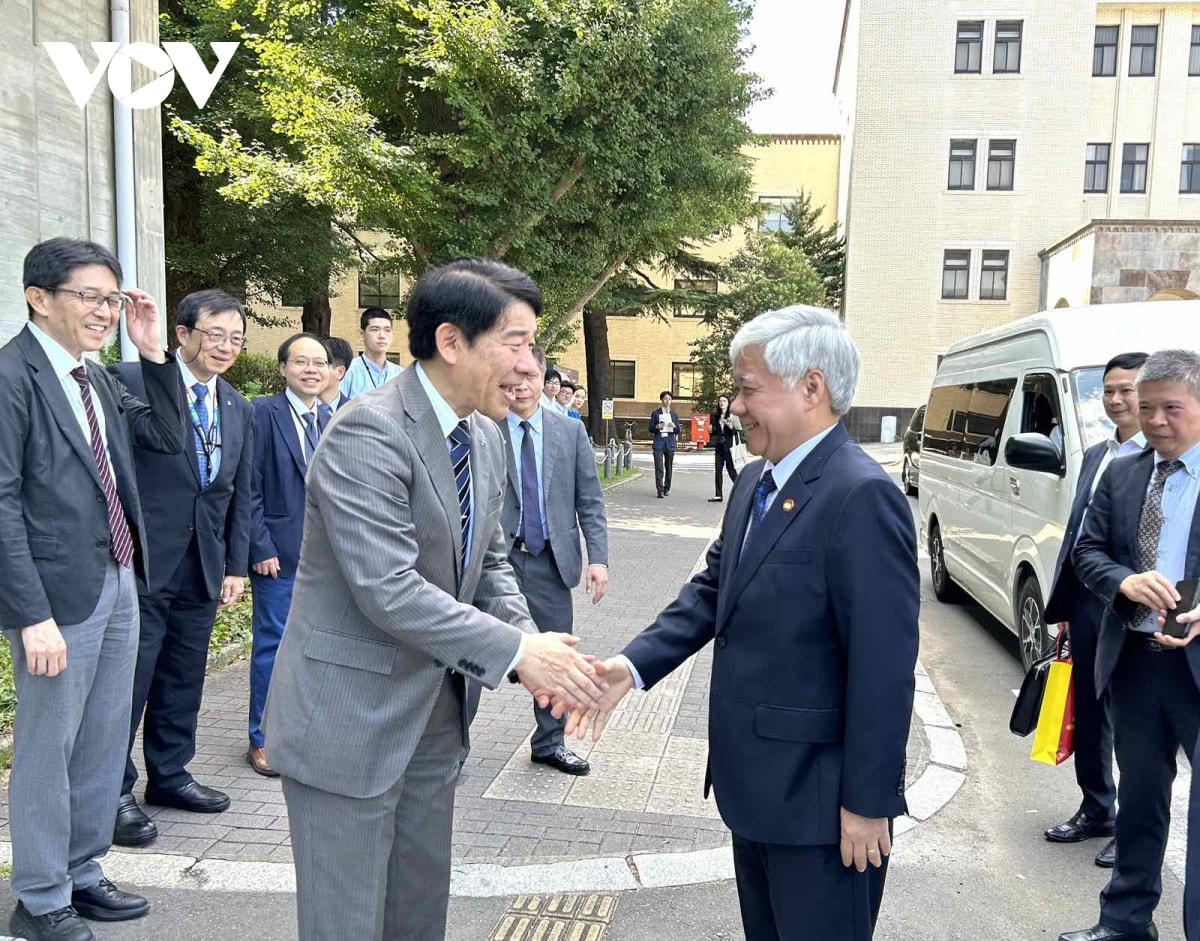 Ong Do van chien tham Dai hoc khoa hoc tokyo va giao luu voi sinh vien viet nam hinh anh 1