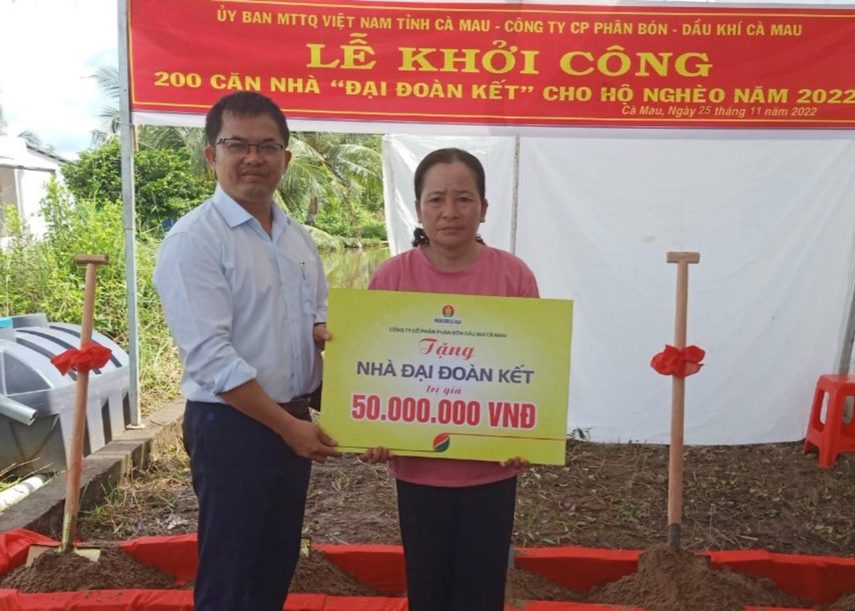 Đại diện Công ty cổ phần Phân bón - Dầu khí Cà Mau trao nhà Đại đoàn kết cho hộ nghèo.