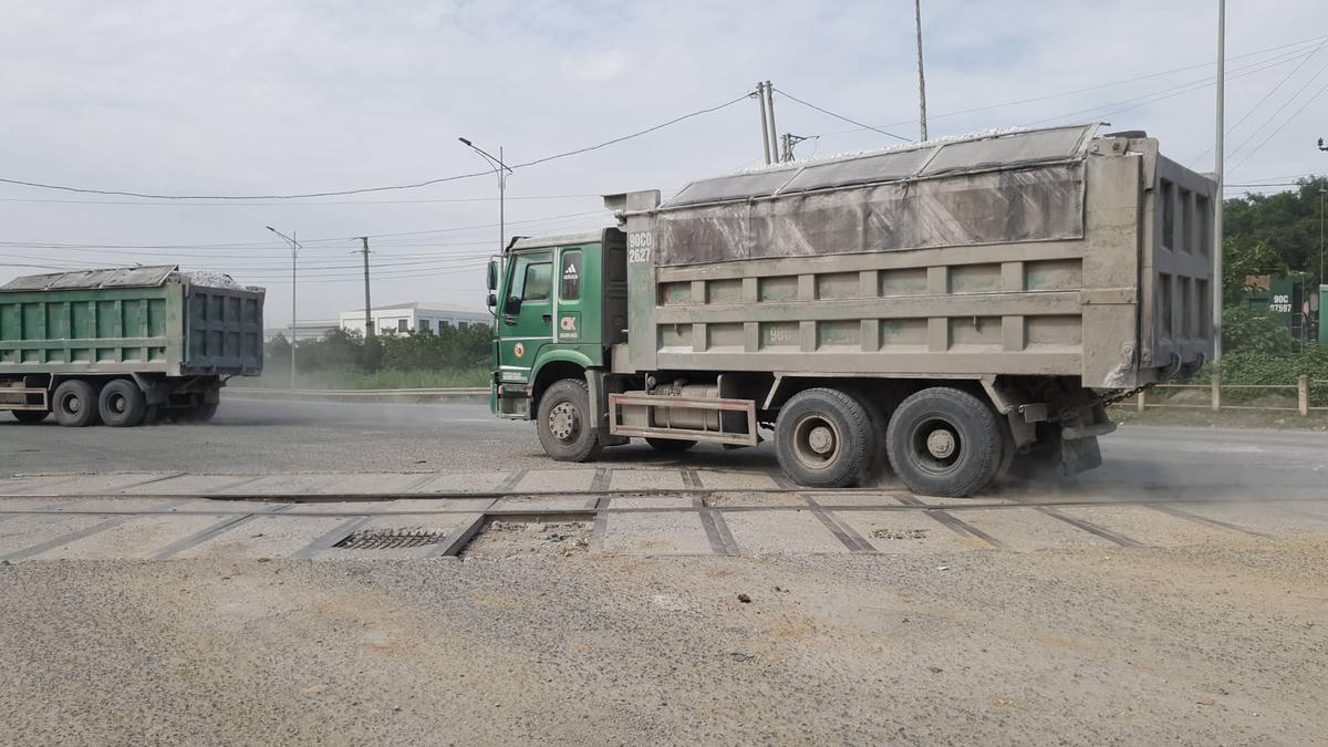 Hà Nam:  Người dân Hồng Sơn 'khổ sở' vì sống trong cảnh bụi bặm, xe tải hoành hành