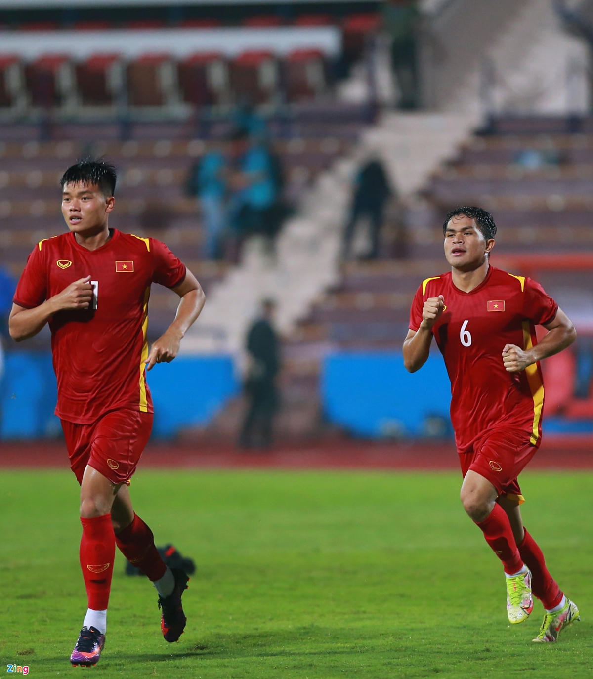 Dụng Quang Nho (phải) hay Nguyễn Hai Long cần thêm cơ hội thể hiện ở SEA Games 31. Ảnh: Quang Thịnh.
