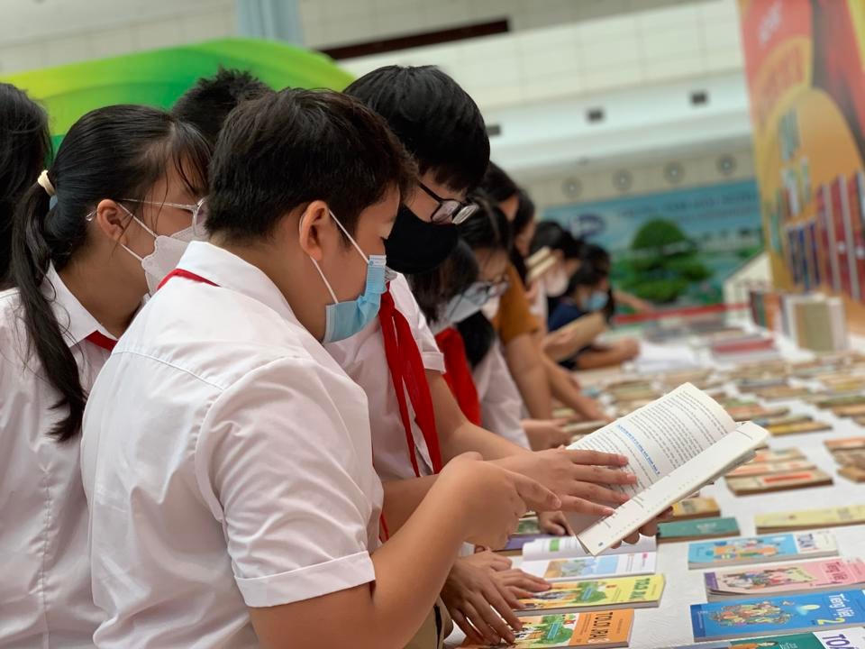 Học sinh tham gia sự kiện trưng bày ấn phẩm sách giáo khoa.