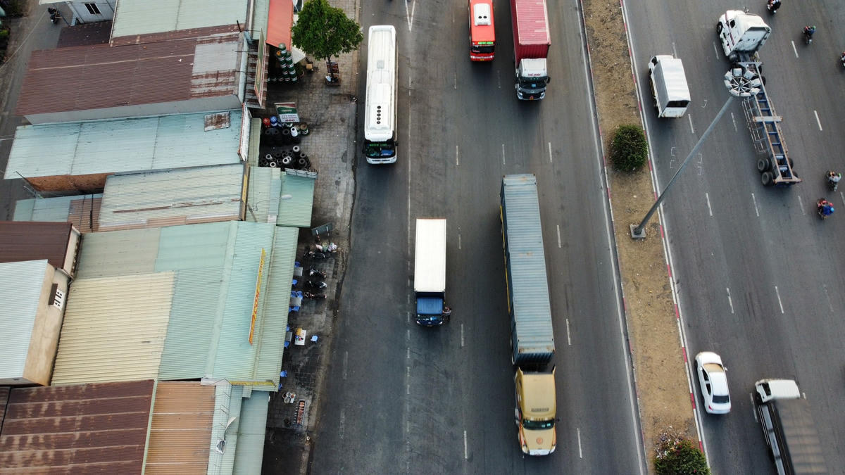 Việc dừng đỗ xe ngay giữa quốc lộ tiềm ẩn nguy cơ tai nạn giao thông bất cứ lúc nào. Ảnh: Mạnh Thìn.