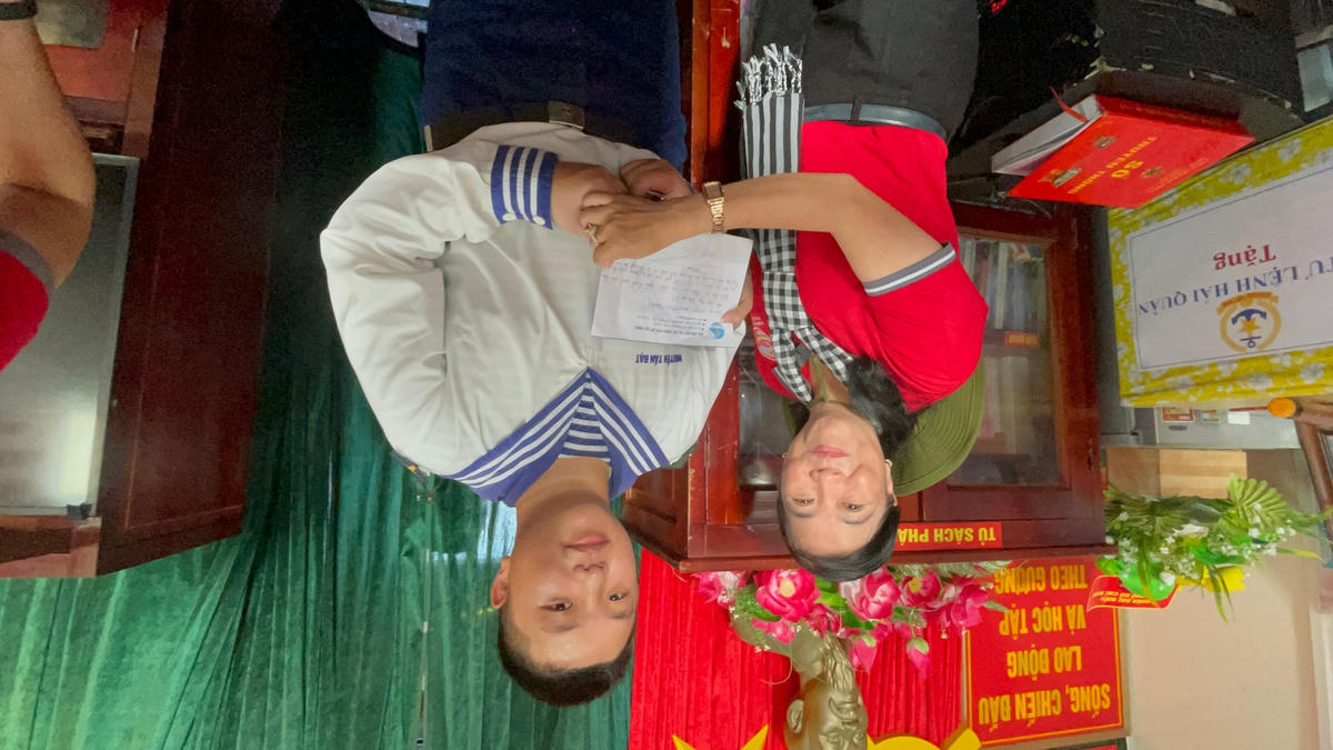 Đại diện Hội phụ nữ Quận 8 tặng quà cho chiến sĩ Nguyễn Tấn Đạt, công dân của Quận đang tham gia công tác tại nhà giàn.