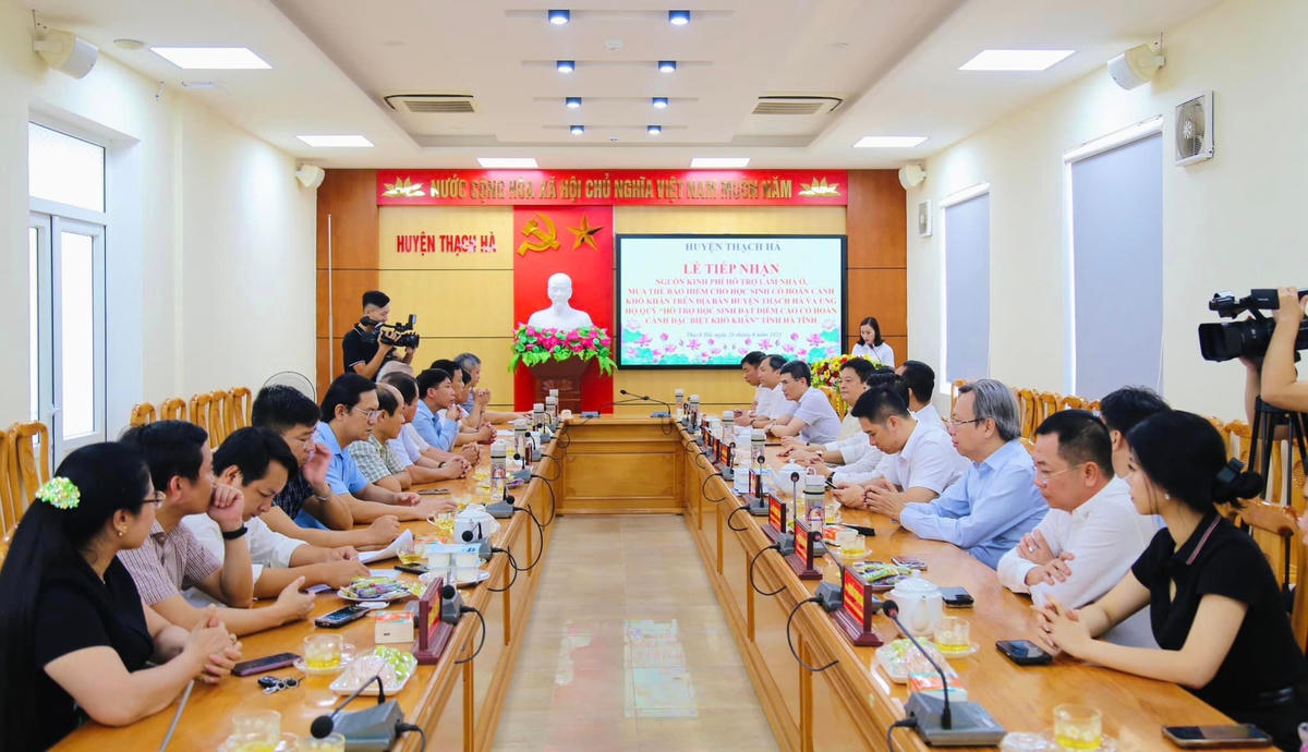 Quang cảnh lễ tiếp nhận.