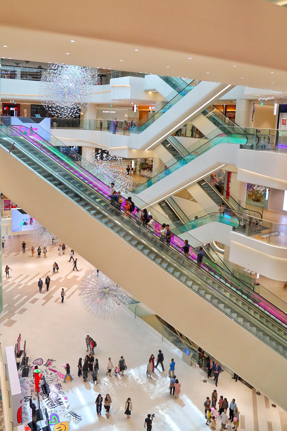 Tổ hợp chính là trung tâm thương mại thuộc hàng lớn bậc nhất Việt Nam với thiết kế trần kính trong suốt vô cùng hiện đại và mới lạ. 