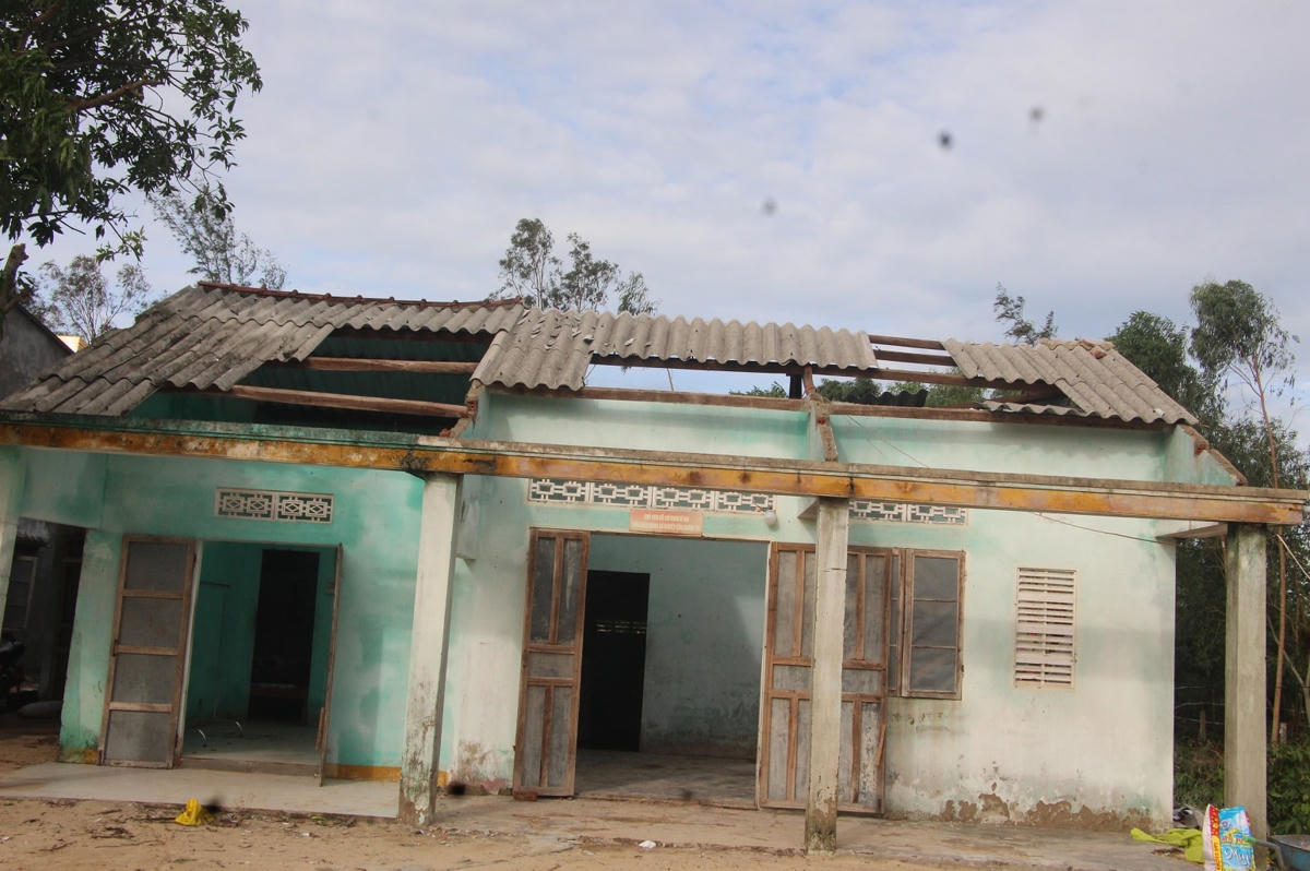 Ngôi nhà của anh trai bà Hóa bị tốc mái.