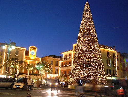 Lễ Giáng sinh diễn ra ở Italy. Ảnh: Italytravel.