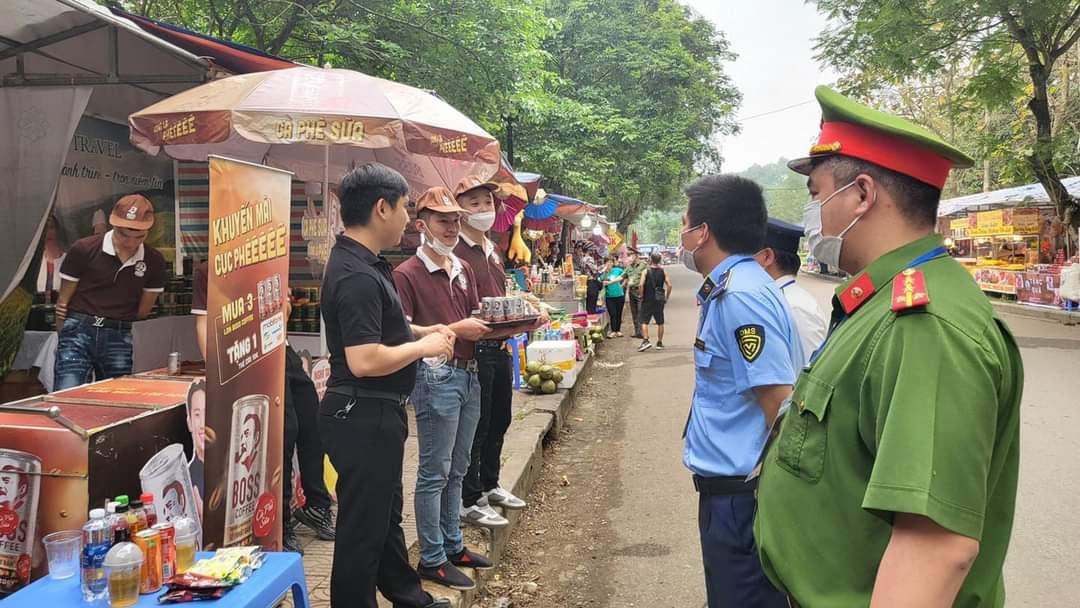 Ngoài kiểm tra, đoàn liên ngành còn tuyên truyền cho các hộ thực hiện kinh doanh đúng pháp luật. Ảnh Công an tỉnh Phú Thọ