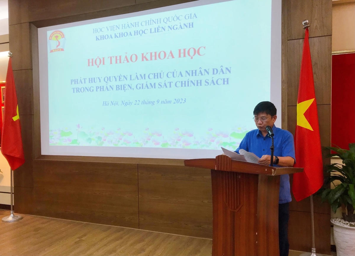 TS. Tạ Văn Sỹ trình bày tham luận tại Hội thảo.