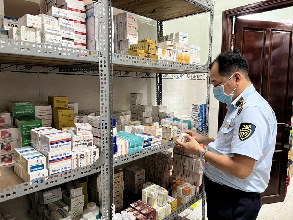 Hàng chục nghìn sản phẩm thuốc tân dược không rõ nguồn gốc bị lực lượng chức năng phát hiện bắt giữ. Ảnh: TL.