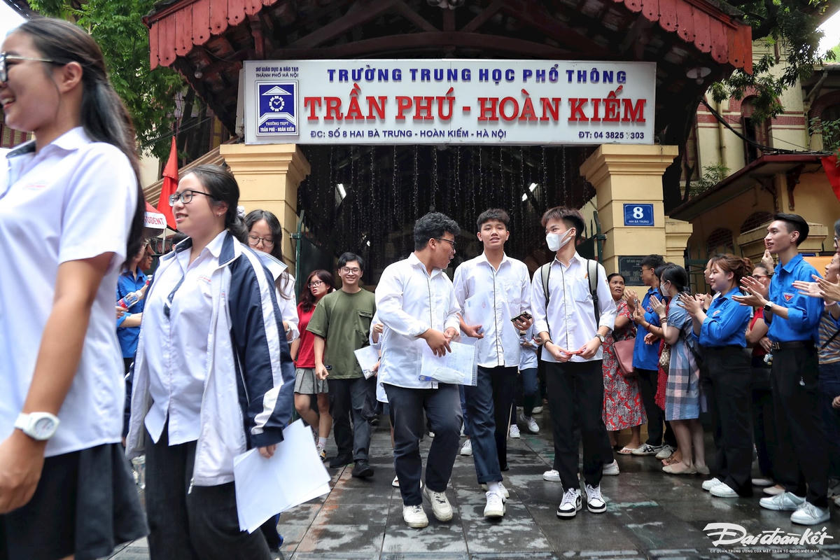 Em Nguyễn Ngọc Minh, học sinh Trường THPT Trần Phú – Hoàn Kiếm cho hay, đề Ngữ văn năm nay sát với nội dung chúng em đã được học và ôn tập ở trường. Các nội dung trong đề em đã ôn khá kỹ nên em dự đoán có thể đạt từ 7,5 điểm trở lên.