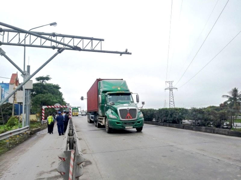 Việc che biển số khi đi qua trạm cân tự động là hành vi cố tình vi phạm pháp luật, tiềm ẩn nguy cơ mất an toàn giao thông. Ảnh minh họa.