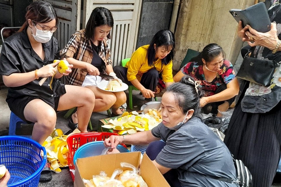 Để các chiến sĩ có thêm sức khoẻ, người dân sinh sống quanh khu vực đã chuẩn bị đồ ăn, thức uống để các chiến sĩ lấy lại sức,  tiếp tục làm nhiệm vụ.