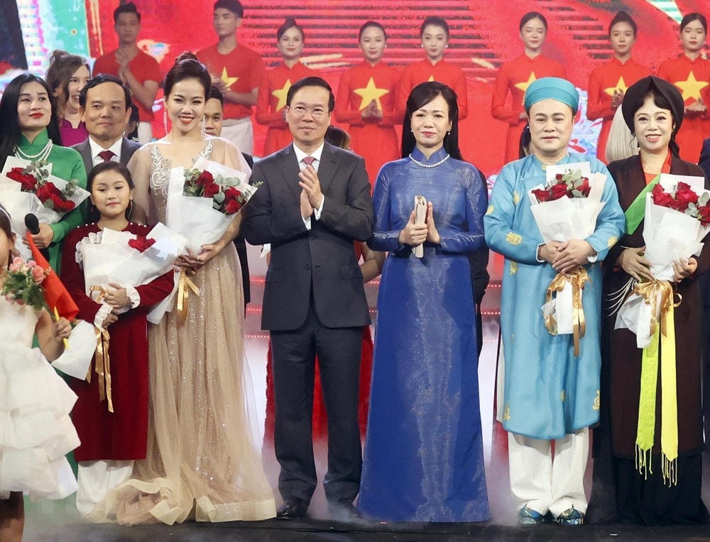 Chủ tịch nước Võ Văn Thưởng và Phu nhân tặng hoa các nghệ sĩ tham gia biểu diễn tại Chương trình. (Ảnh: Thống Nhất/TTXVN).