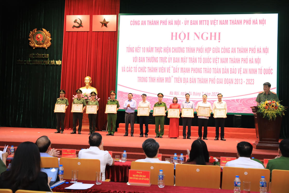 Trao bằng khen của UBND thành phố cho các tập thể có thành tích xuất sắc trong thực hiện Chương trình phối hợp số 09.