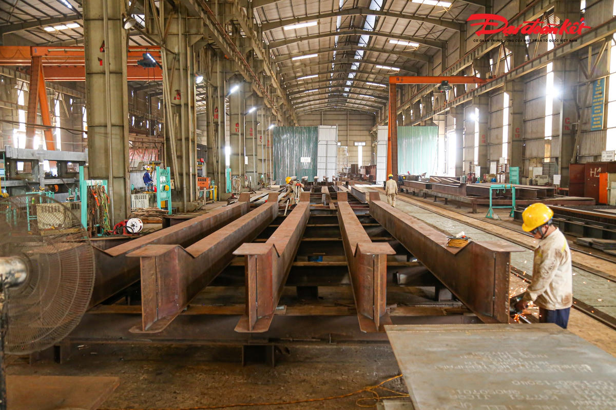 Các công nhân đang ngày đêm thi công đẩy nhanh tiến độ dự án.
