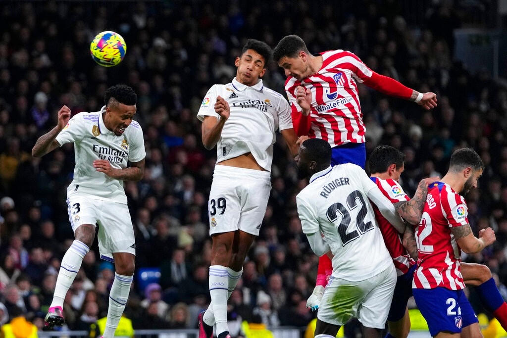 Gimenez đánh đầu mở tỷ số cho Atletico (Ảnh: AP).