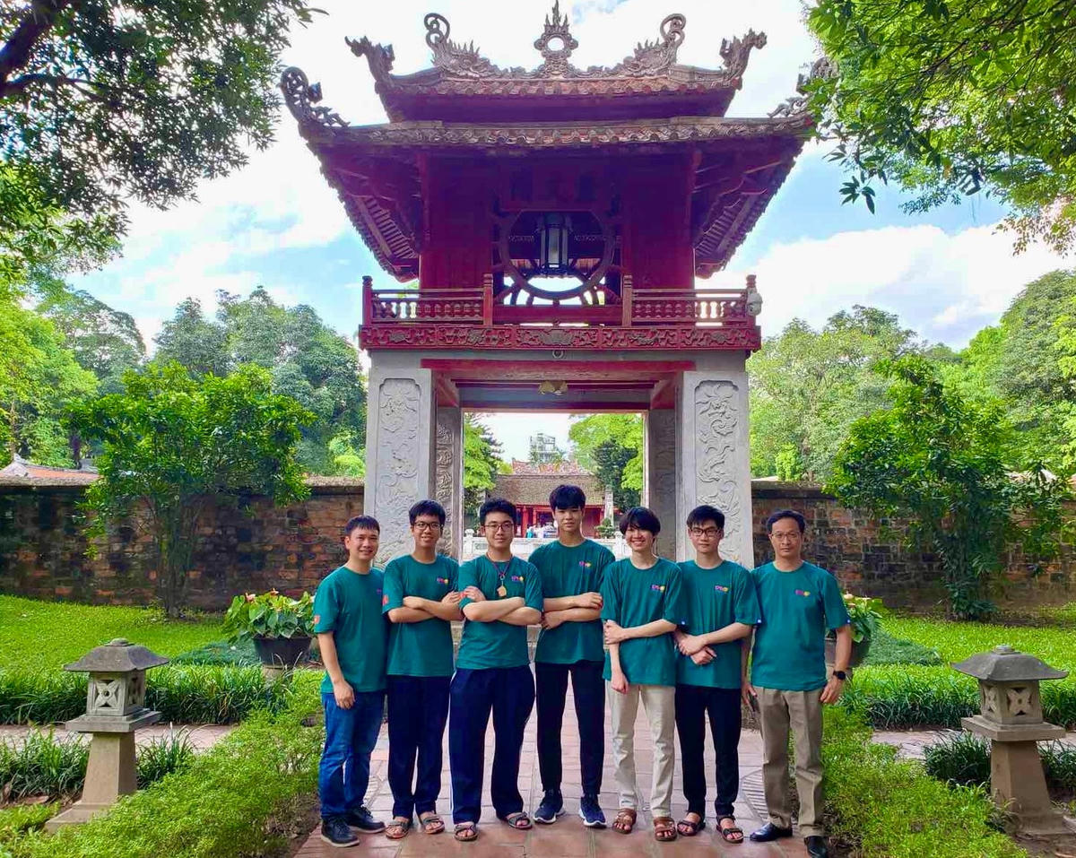 Đội tuyển quốc gia Việt Nam dự thi Olympic Vật lí Quốc tế năm 2023.