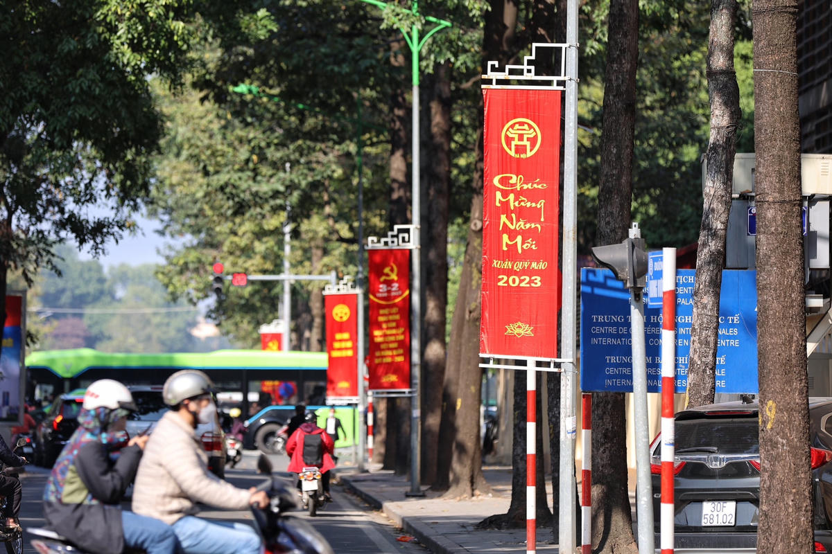 Những tấm băng rôn được trang hoàng trên nhiều tuyến phố.