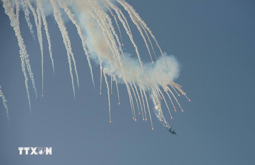 Màn trình diễn phun bẫy nhiệt của máy bay tiêm kích Su-30MK2 trên bầu trời Thành phố Hồ Chí Minh. (Ảnh: Hồng Giang/TTXVN)