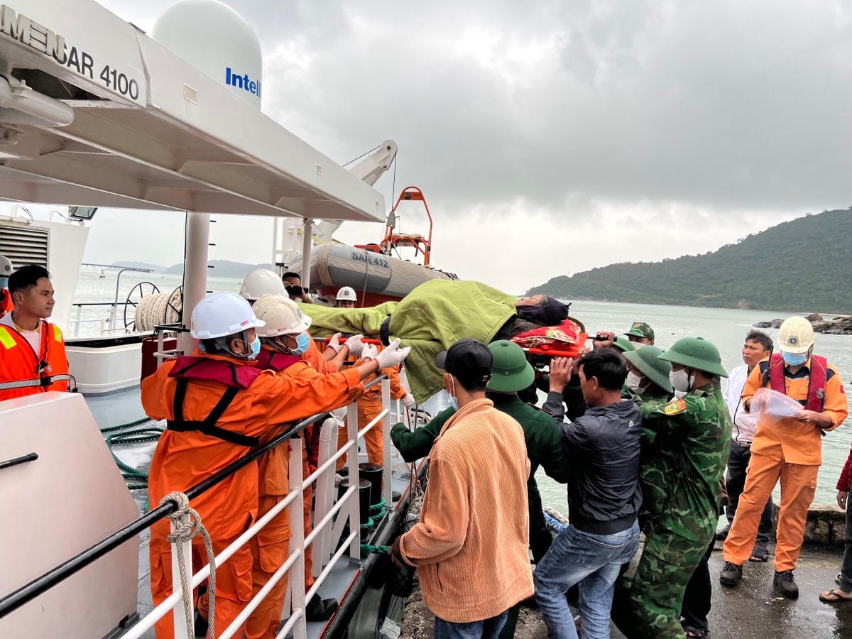 Người dân bị tai biến được đưa lên tàu SAR - 412.