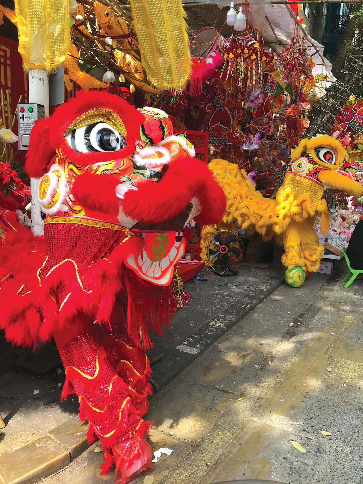 Đồ chơi truyền thống như đèn ông sao, đầu lân... là mặt hàng được lựa chọn nhiều nhất trong mỗi dịp Trung thu.  
