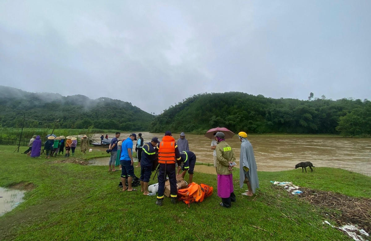 Nước sông dâng cao khiến cho công tác tìm kiếm gặp nhiều khó khăn.