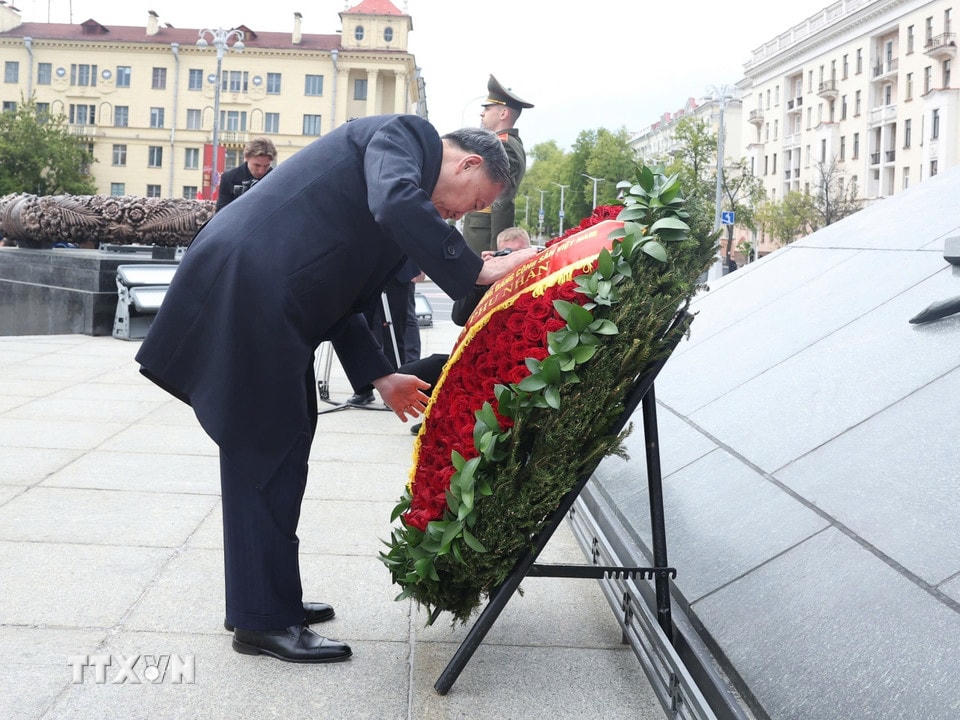 Tổng Bí thư Tô Lâm đặt hoa tại Tượng đài Chiến thắng ở thủ đô Minsk. (Ảnh: Thống Nhất/TTXVN)