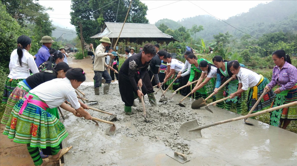 Người dân xã Hồng Ca, huyện Trấn Yên góp sức làm đường giao thông nông thôn. Ảnh: Văn Hoa.