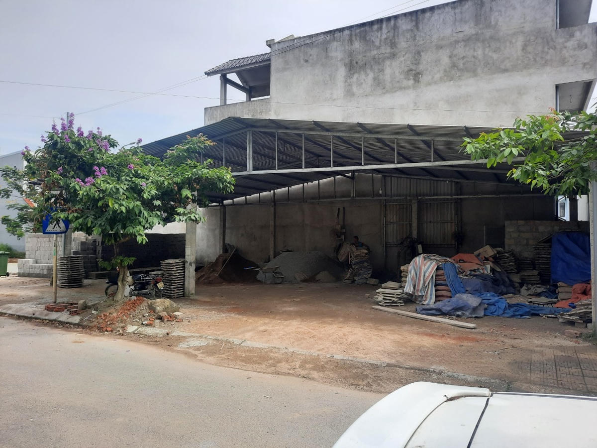 Hàng ngày, xưởng sản xuất gạch bê tông vận hành gây ô nhiễm bụi bặm và tiếng ồn khiến người dân sống quanh khu vực này bức xúc.