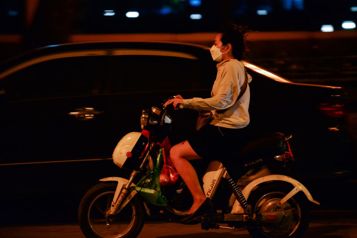 Càng về đêm, người dân càng cảm nhận rõ được cái lạnh dù đã trang bị áo ấm.