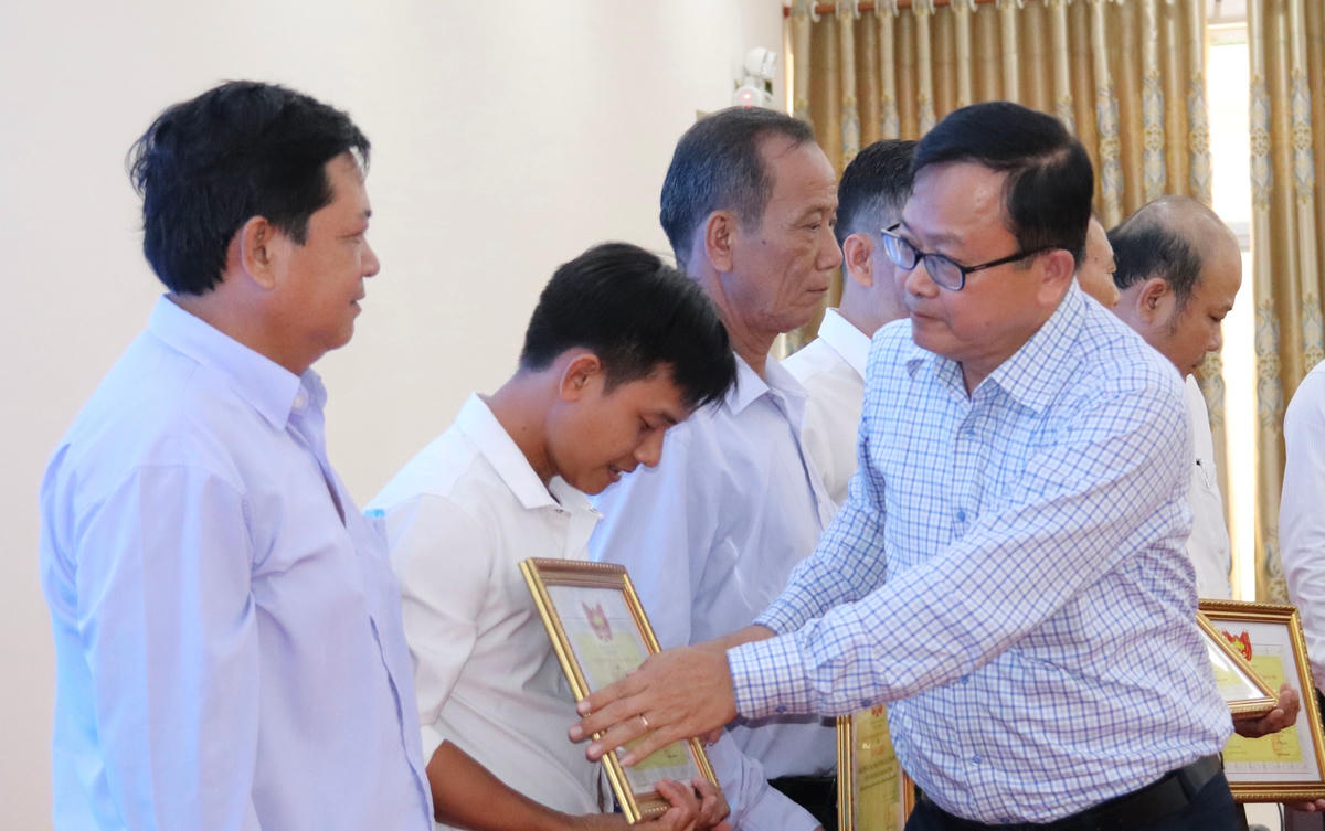 Ông Nguyễn Trung nhân trao bằng khen của Uỷ ban MTTQ Việt Nam TP Cần Thơ cho đại diện các tập thể.