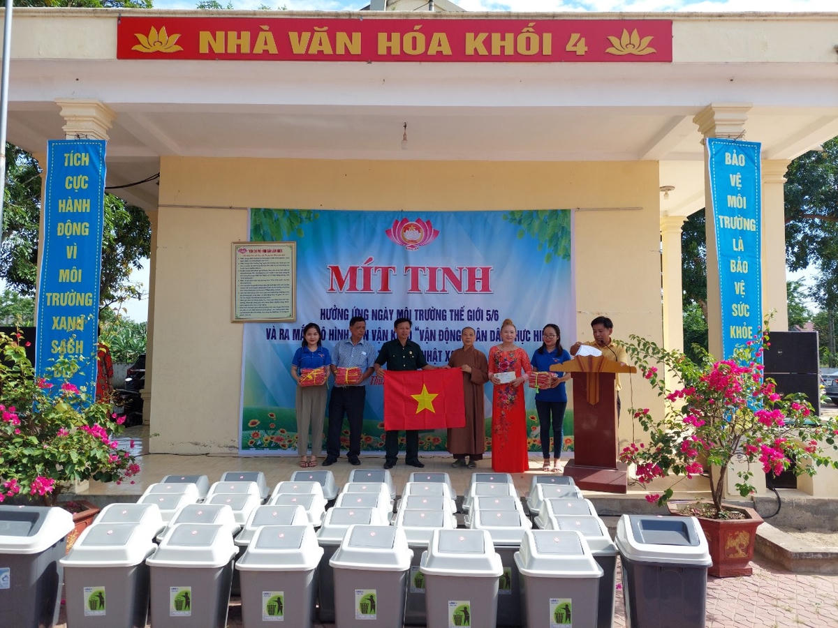 Đại diện chùa Cần Linh tặng 300 lá cờ cho ngư dân Cửa Lò.