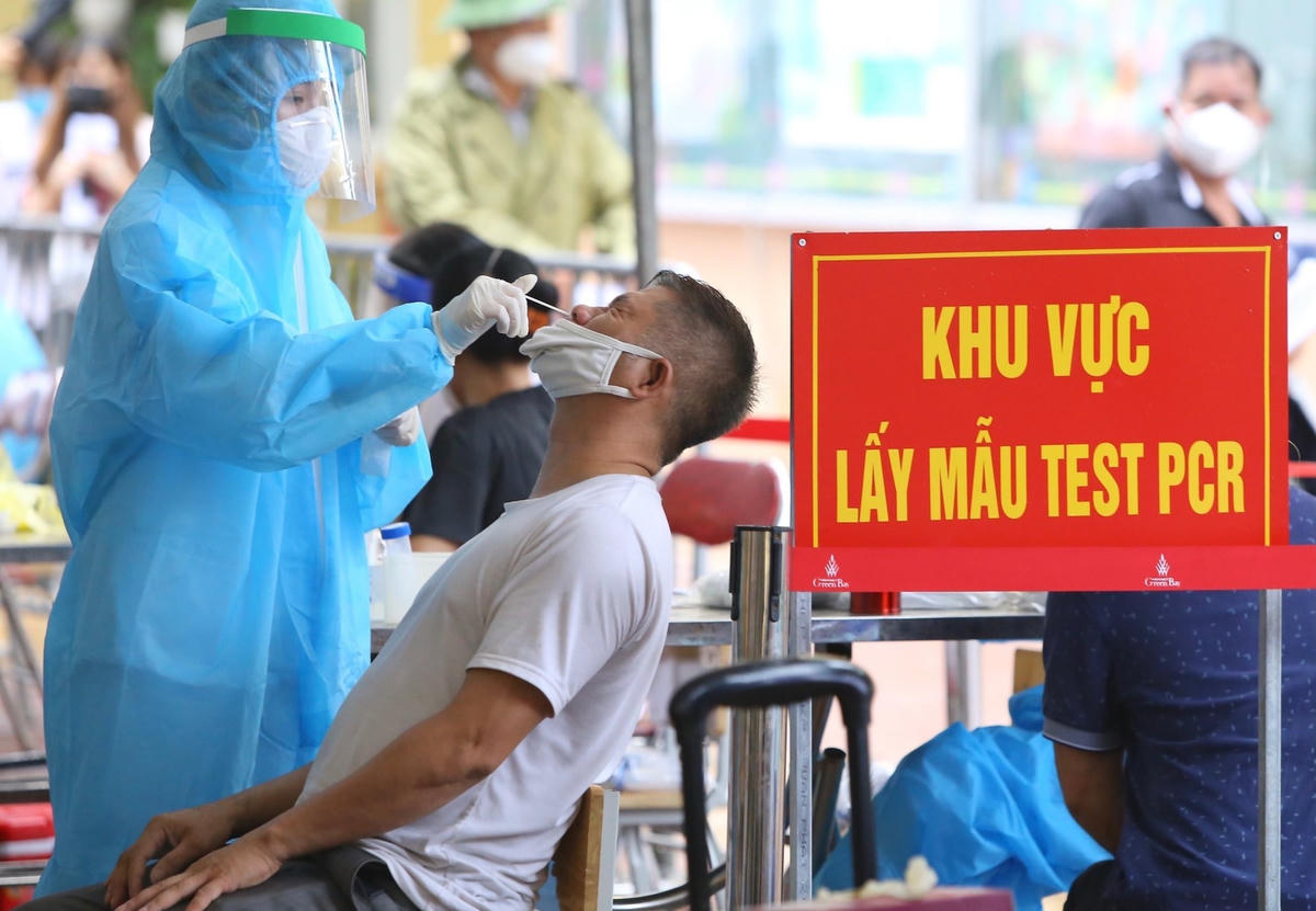 Bộ Y tế đang phối hợp cùng các Bộ, ngành xây dựng hồ sơ để chuyển phân loại bệnh Covid-19 từ bệnh truyền nhiễm thuộc nhóm A sang nhóm B.