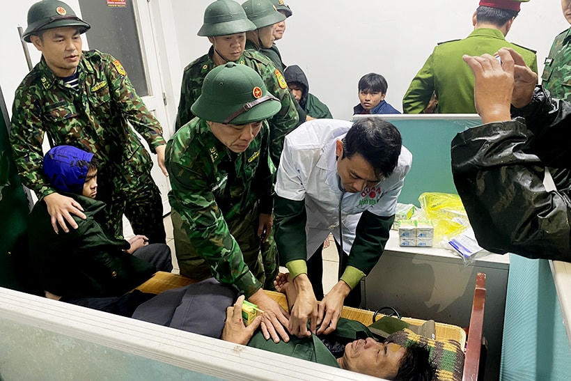 Các ngư dân được lực lượng chức năng đưa vào bờ an toàn.
