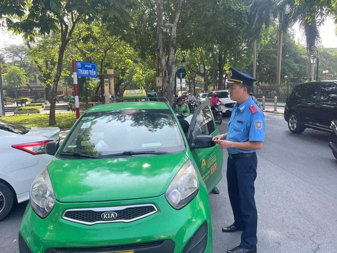 Thanh tra GTVT Hà Nội kiểm tra, xử lý xe taxi vi phạm.