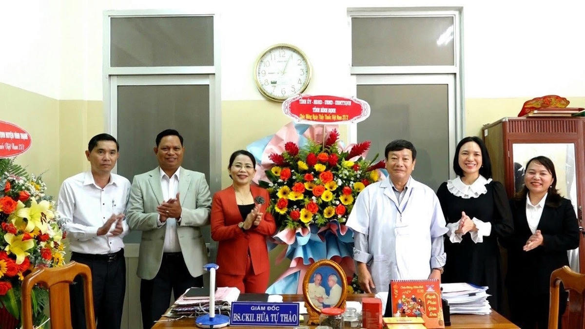 Chủ tịch Ủy ban MTTQ Việt Nam tỉnh Bình Định Nguyễn Thị Phong Vũ, tặng hoa chúc mừng tập thể lãnh đạo, cán bộ, nhân viên y tế tại Trung tâm Y tế huyện Vĩnh Thạnh.